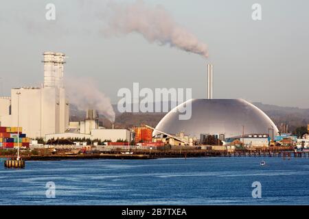 La cupola d'argento di Veolia Environmental Services a Southampton, Inghilterra. La struttura si trova presso il Marchwood Indistrial Park. Foto Stock