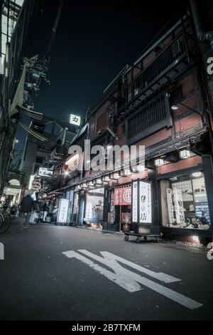 Vista notturna di un ristorante giapponese in una strada posteriore a Namba, un'area di Osaka, Giappone. Foto Stock