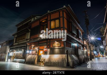 Vista notturna di un vecchio ristorante giapponese nell'area di Gion di Kyoto, Giappone. Foto Stock