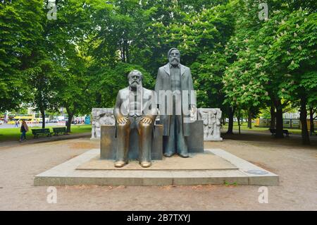 Berlino, Germania 05-17-2019 Karl Marx e Friedrich Engels FMemorial nel centro della città a est Foto Stock