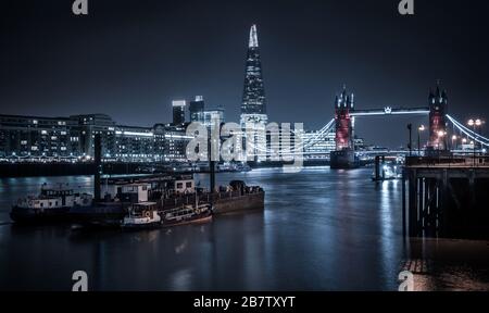 Vista notturna dello Shard e del Tower Bridge dal St Katherine's Pier, Londra, Inghilterra. Foto Stock