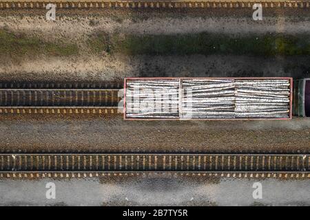 vagone ferroviario caricato con tronchi vista dall'alto da un drone Foto Stock