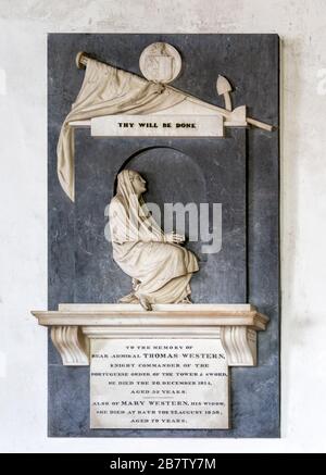 Monumento commemorativo di John Flaxman all'interno della chiesa di Tattingstone, Suffolk, Inghilterra, Regno Unito Foto Stock