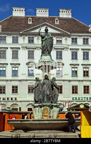 Vienna, Austria - Marzo 27th 2016: Fontana con sculture su piazza Freyung chiamata fontana austriaca Foto Stock