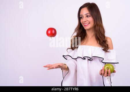 Bella donna indiana con capelli ondulati su sfondo bianco Foto Stock