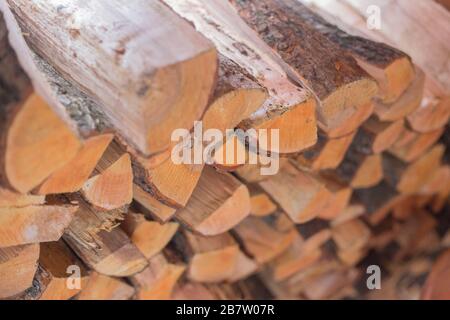 Pila di legna da ardere. Legname per focolare. Combustibile per case rurali. Foto Stock