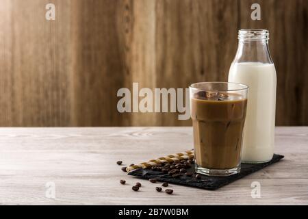Caffè ghiacciato o latte di caffe su tavolo di legno Foto Stock