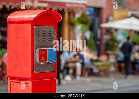 Un vecchio telefono rosso a New York. Generalmente installato negli angoli della strada, utilizzato per avvisare il reparto antincendio di un incendio prima della disponibilità generale di te Foto Stock