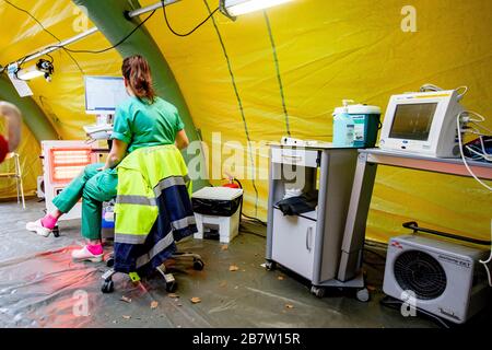 Un infermiere attende nuovi pazienti in una tenda di emergenza che è stata collocata nel reparto di emergenza del Dijklander Hospital. Foto Stock