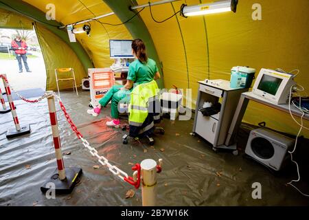 Un infermiere attende nuovi pazienti in una tenda di emergenza che è stata collocata nel reparto di emergenza del Dijklander Hospital. Foto Stock