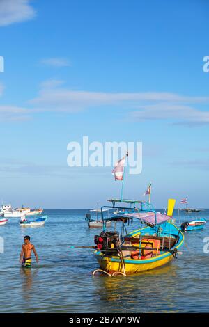 Barche sulla spiaggia di Bang Tao, Phuket, Thailandia Foto Stock