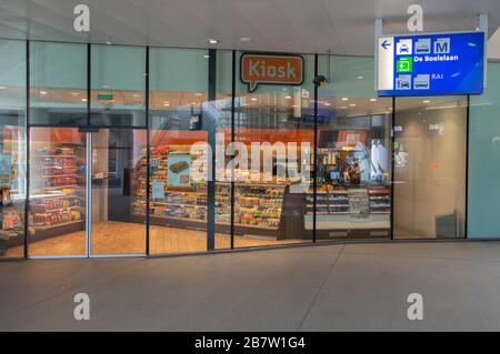 Kiosk Store alla stazione Rai Amsterdam Paesi Bassi 2019 Foto Stock