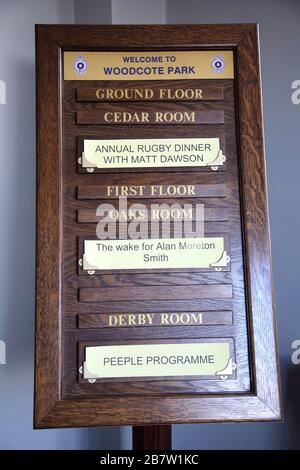 Wooden Noticboard for Function Rooms - cena di rugby annuale e un risveglio al Woodcote Park RAC Surrey England Foto Stock