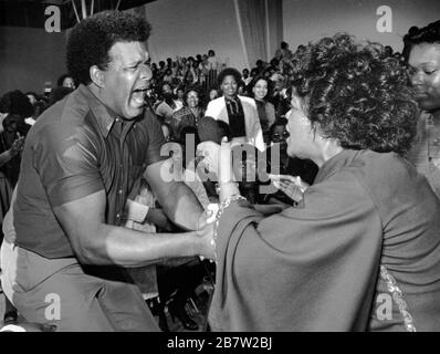 Austin Texas USA, circa 1988: I fan sono superati con emozione durante l'esibizione del cantante gospel Shirley Caesar (a destra). ©Bob Daemmrich Foto Stock