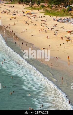 Vista elevata della spiaggia di Hai Nan, Phuket, Thailandia Foto Stock