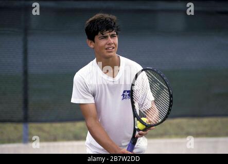 Austin, Texas USA: Il ragazzo adolescente si prepara a servire durante il campo da tennis estivo. ©Bob Daemmrich Foto Stock