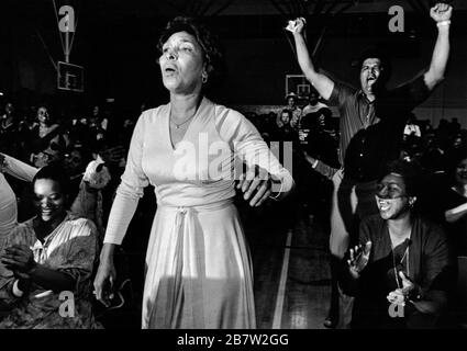 Austin Texas USA, circa 1988: I fan sono sormontare con emozione durante l'esecuzione del cantante gospel Shirley Caesar (non illustrato). ©Bob Daemmrich Foto Stock