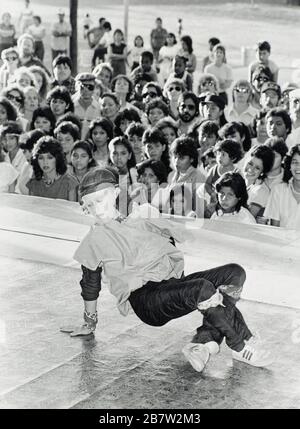 Austin Texas USA: Giovane ragazza break-dance in uno spettacolo nel parco. Circa all'inizio degli anni '80 © Bob Daemmrich Foto Stock