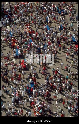 Dallas, Texas USA: Colpo di testa di strada affollata a metà strada alla fiera statale del Texas. ©Bob Daemmrich Foto Stock