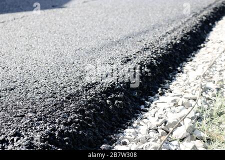 Nuovo strato di asfalto in costruzione con il sostegno dei Fondi strutturali dell'Unione europea. Foto Stock
