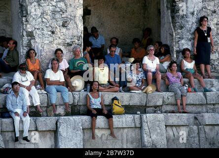 Palenque, Chiapas, Messico, agosto 1987: I turisti si siedono sulle rovine Maya a Palenque durante la convergenza armonica. ©Bob Daemmrich Foto Stock