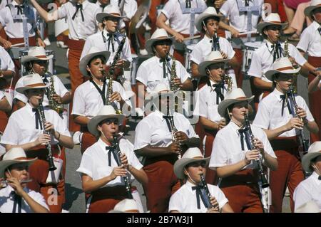 San Antonio, Texas: Membri della banda di marching delle scuole superiori che partecipano alla parata della Battaglia dei Fiori, l'evento più antico e la più grande parata della celebrazione annuale della festa primaverile di San Antonio. ©Bob Daemmrich Foto Stock