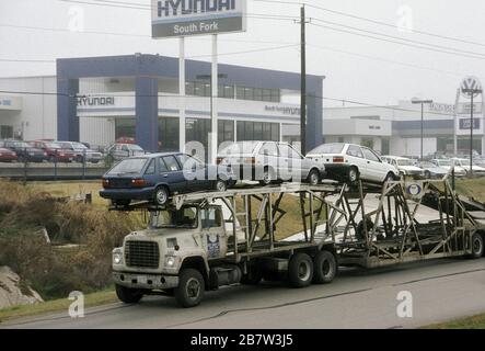 Austin Texas USA: Il trasportatore di auto consegna nuovi veicoli alla concessionaria di auto. ©Bob Daemmrich Foto Stock