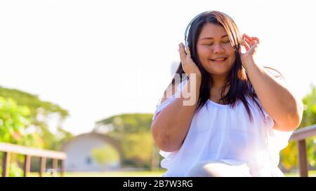 Bellissimo il sovrappeso donna asiatica di relax presso il parco Foto Stock