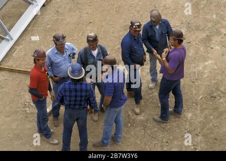 Austin, Texas USA: Gruppo di lavoratori edili in conversazione. ©Bob Daemmrich Foto Stock