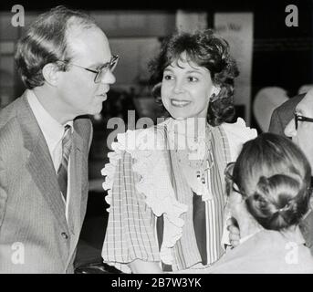 Austin, Texas USA: David (1948 -) e Julie (Nixon) Eisenhower (1948 - ) parlano con gli ospiti dell'evento sociale circa 1980s © Bob Daemmrich Foto Stock