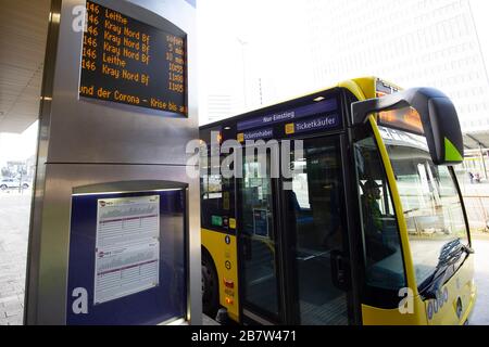 Informazioni sui cambiamenti alla Ruhrbahn di Essen, a causa del virus della corona, i biglietti sono venduti solo presso le biglietterie. Non è più possibile acquistare un biglietto dall'autista, un autobus è in attesa alla fermata, stazione della metropolitana di Essen, 17 marzo 2020. | utilizzo in tutto il mondo Foto Stock