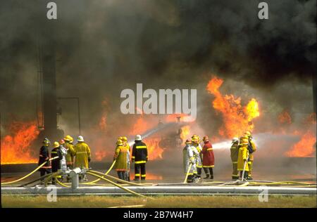 College Station, Texas USA: I vigili del fuoco industriali controllano il fuoco chimico alla scuola di formazione Texas A&M. ©Bob Daemmrich Foto Stock