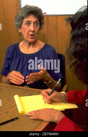 Austin Texas USA: La donna anziana che rientra nel mercato del lavoro è intervistata per la posizione dalla donna più giovane. SIGNOR ©Bob Daemmrich Foto Stock