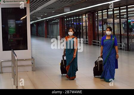 Dhaka, Bangladesh. 17 Marzo 2020. I passeggeri indossano maschere facciali per proteggersi dalla diffusione del Coronavirus quando arrivano in volo dall'Europa, all'Aeroporto Internazionale di Shahzalal, a Dhaka, Bangladesh, il 17 marzo 2020 Credit: stinger/Alamy Live News Foto Stock