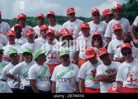 San Marcos Texas USA: Ufficiali di polizia da Midland, Texas, e altri gruppi in tee shirt squadra volontariato alla pista regionale Special Olympics incontro. ©Bob Daemmrich Foto Stock