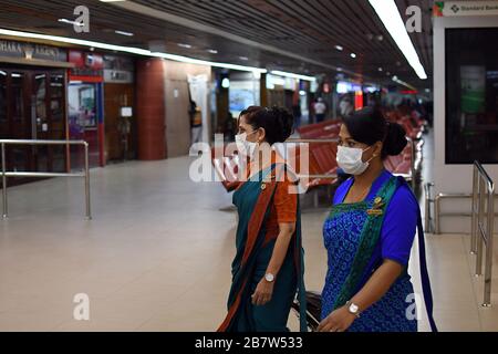 Dhaka, Bangladesh. 17 Marzo 2020. I passeggeri indossano maschere facciali per proteggersi dalla diffusione del Coronavirus quando arrivano in volo dall'Europa, all'Aeroporto Internazionale di Shahzalal, a Dhaka, Bangladesh, il 17 marzo 2020 Credit: stinger/Alamy Live News Foto Stock