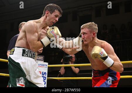 George Jupp sconfigge Lee Jennings nella Quarter-Final 2 di Prizefighter Featherweight Boxing a York Hall, Bethnal Green promosso da Matchroom Sports Foto Stock