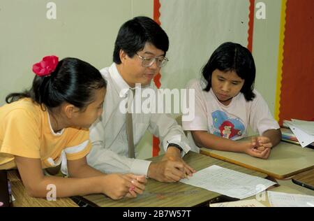 Austin Texas USA: Gli studenti vietnamiti-americani ascoltano l'insegnante durante la seconda lezione di lingua nella scuola superiore junior. SIGNOR ©Bob Daemmrich Foto Stock