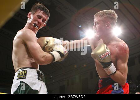George Jupp sconfigge Lee Jennings nella Quarter-Final 2 di Prizefighter Featherweight Boxing a York Hall, Bethnal Green promosso da Matchroom Sports Foto Stock
