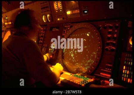 Austin, Texas USA: Controller del traffico aereo al lavoro nella torre di controllo dell'aeroporto. ©Bob Daemmrich Foto Stock