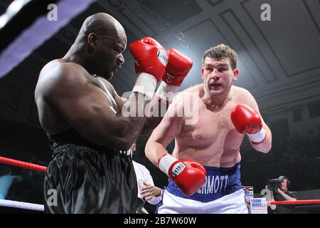 John McDermott (pantaloncini bianchi/blu) sconfigge Larry Olucamiwo in una gara di boxe Heavyweight per il Southern Area Title a York Hall, Bethnal Green, lo Foto Stock