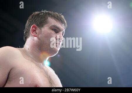 John McDermott (pantaloncini bianchi/blu) sconfigge Larry Olucamiwo in una gara di boxe Heavyweight per il Southern Area Title a York Hall, Bethnal Green, lo Foto Stock