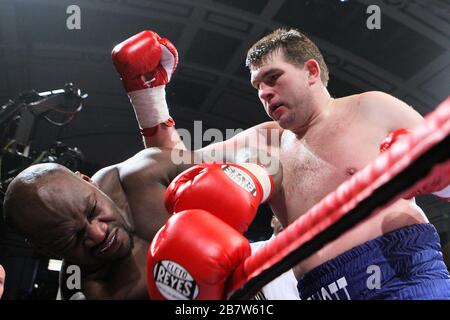 John McDermott (pantaloncini bianchi/blu) sconfigge Larry Olucamiwo in una gara di boxe Heavyweight per il Southern Area Title a York Hall, Bethnal Green, lo Foto Stock