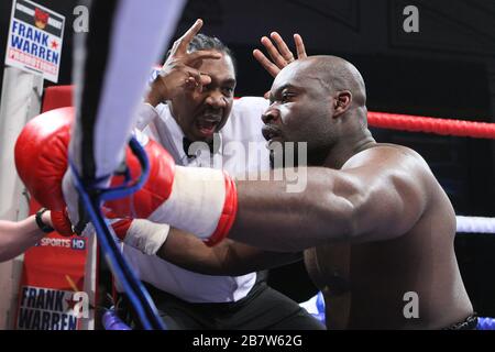 John McDermott (pantaloncini bianchi/blu) sconfigge Larry Olucamiwo in una gara di boxe Heavyweight per il Southern Area Title a York Hall, Bethnal Green, lo Foto Stock