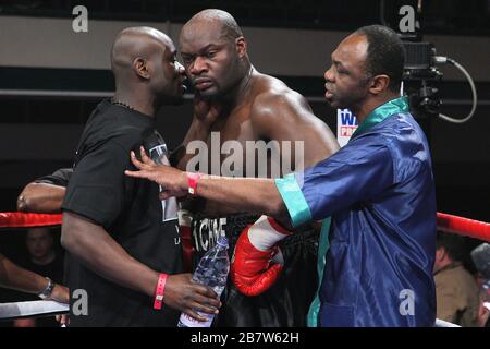 John McDermott (pantaloncini bianchi/blu) sconfigge Larry Olucamiwo in una gara di boxe Heavyweight per il Southern Area Title a York Hall, Bethnal Green, lo Foto Stock