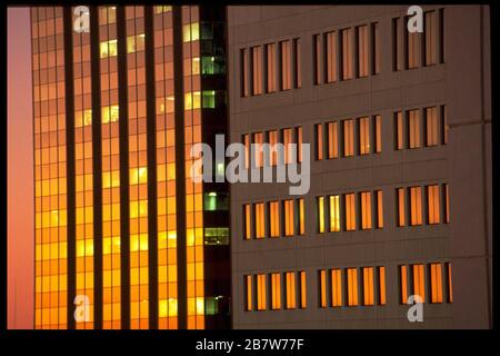 Austin, Texas USA: Il tramonto si riflette sulle finestre di alti edifici di uffici nel centro. ©Bob Daemmrich Foto Stock