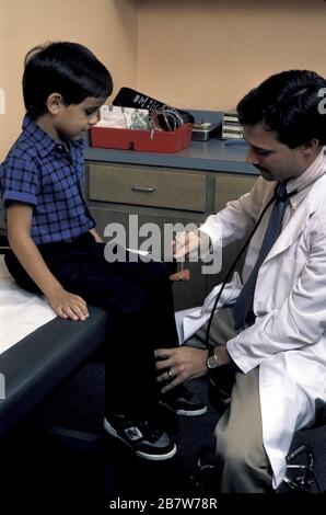 Austin Texas USA: Medico ispanico maschile che effettua il check-up regolare sul bambino nella sala esame. SIGNOR ©Bob Daemmrich Foto Stock