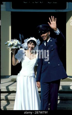 Austin, Texas USA, 1992: Matrimonio di una donna ispanica e di un uomo afroamericano. SIG. * ©Bob Daemmrich/ Foto Stock