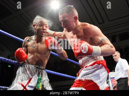 Steve Williams (pantaloncini rossi/bianchi) sconfigge Michael Grant in una gara di boxe leggera per vincere il titolo inglese a York Hall, Bethnal Green, p. Foto Stock