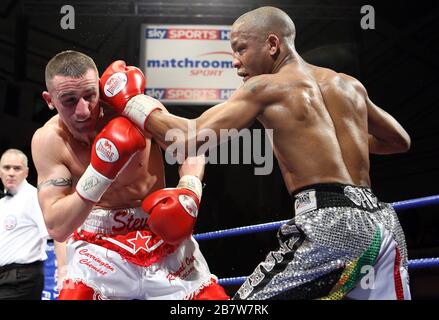 Steve Williams (pantaloncini rossi/bianchi) sconfigge Michael Grant in una gara di boxe leggera per vincere il titolo inglese a York Hall, Bethnal Green, p. Foto Stock